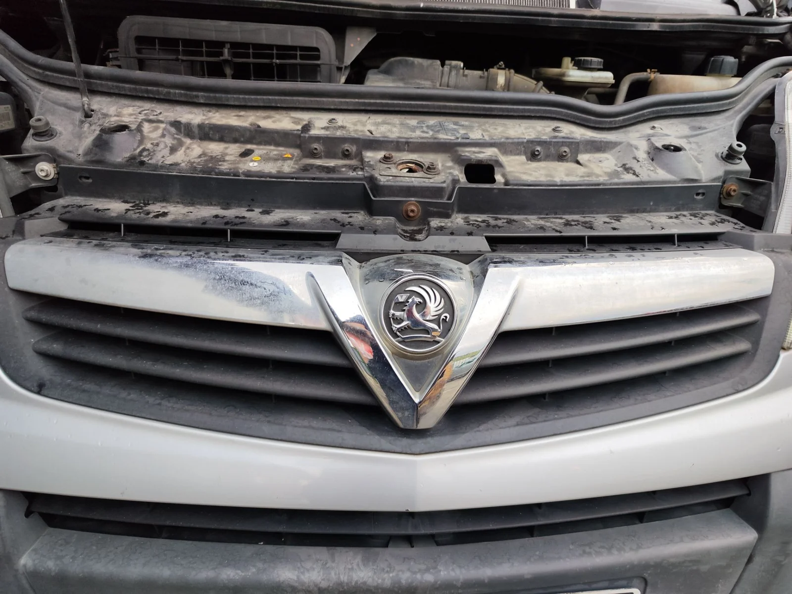 Foto de REJILLA DELANTERA OPEL VIVARO FURGÓN/COMBI 2.0 16V CDTI (114 CV / 84 KW)