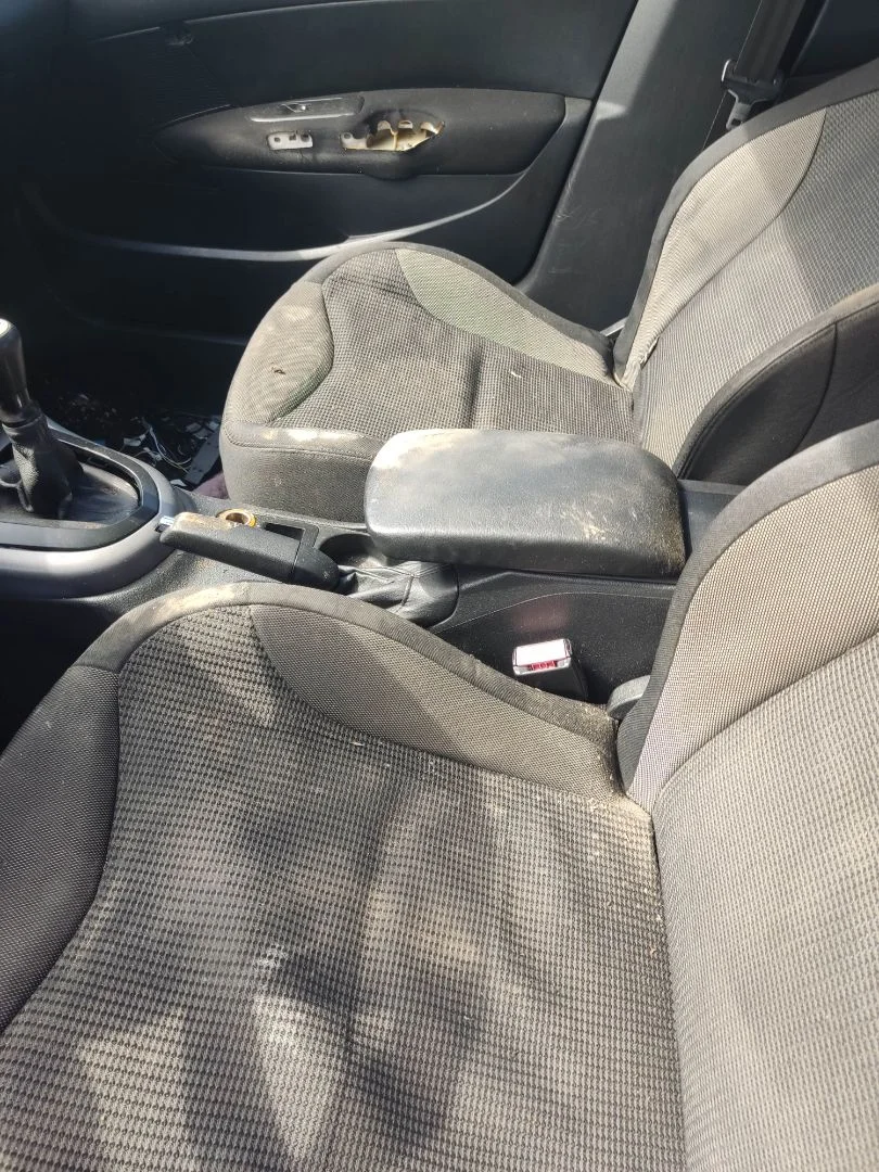Foto de APOYABRAZOS CENTRAL PEUGEOT 308 1.6 HDi FAP CAT (9HZ / DV6TED4) (109 CV / 80 KW)