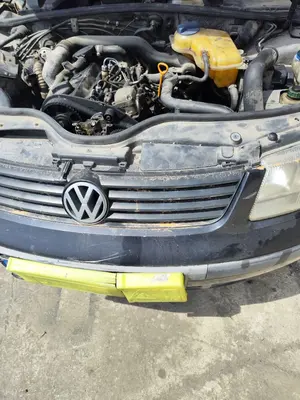 Foto de REJILLA DELANTERA VOLKSWAGEN PASSAT VARIANT (3B5) 1.9 TDI (110 CV / 81 KW) foto 2