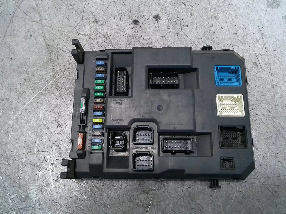 Foto de CAJA RELES / FUSIBLES CITROEN C3 1.4 HDi (68 CV / 50 KW) referencia 9674016980