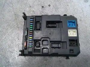 Foto de CAJA RELES / FUSIBLES CITROEN C3 1.4 HDi (68 CV / 50 KW) referencia 9674016980