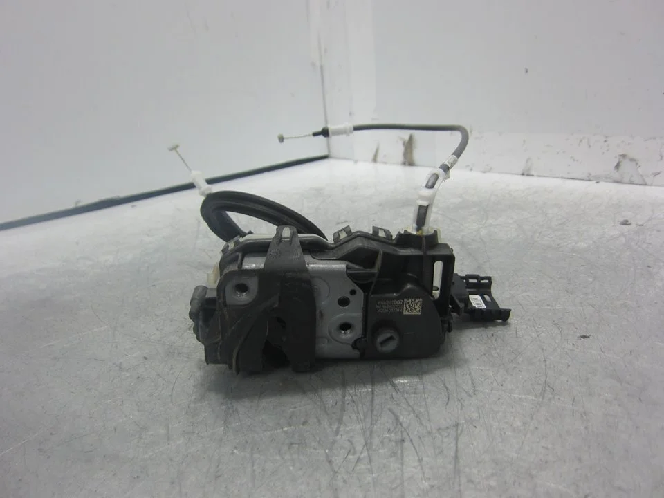Foto de CERRADURA PUERTA DELANTERA DERECHA OPEL CROSSLAND X 1.2 (110 CV / 81 KW) referencia 267387