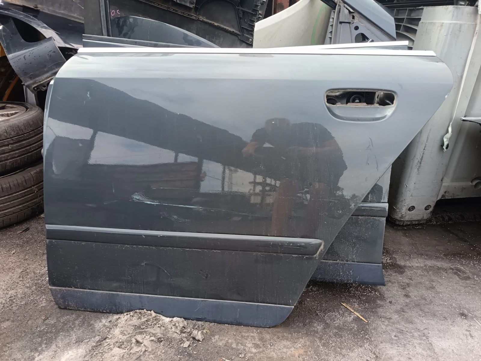 Foto de PUERTA TRASERA IZQUIERDA AUDI A4 BERLINA (8E) 1.9 TDI (131 CV / 96 KW)