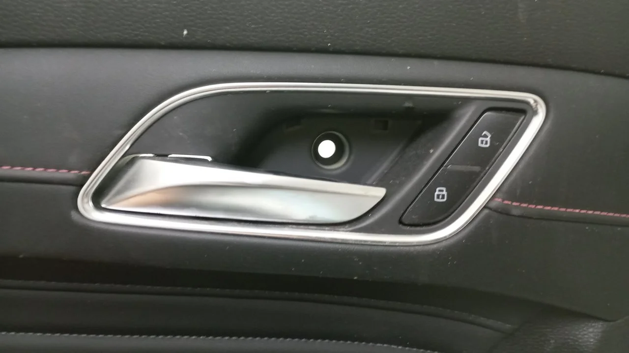Foto de MANETA INTERIOR DELANTERA IZQUIERDA MG HS 1.5 Turbo (161 CV / 119 KW) referencia 10530912