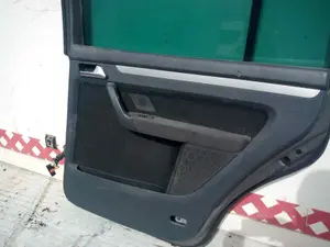 Foto de GUARNECIDO PUERTA TRASERA DERECHA VOLKSWAGEN TOURAN (1T2) 1.9 TDI (105 CV / 77 KW)