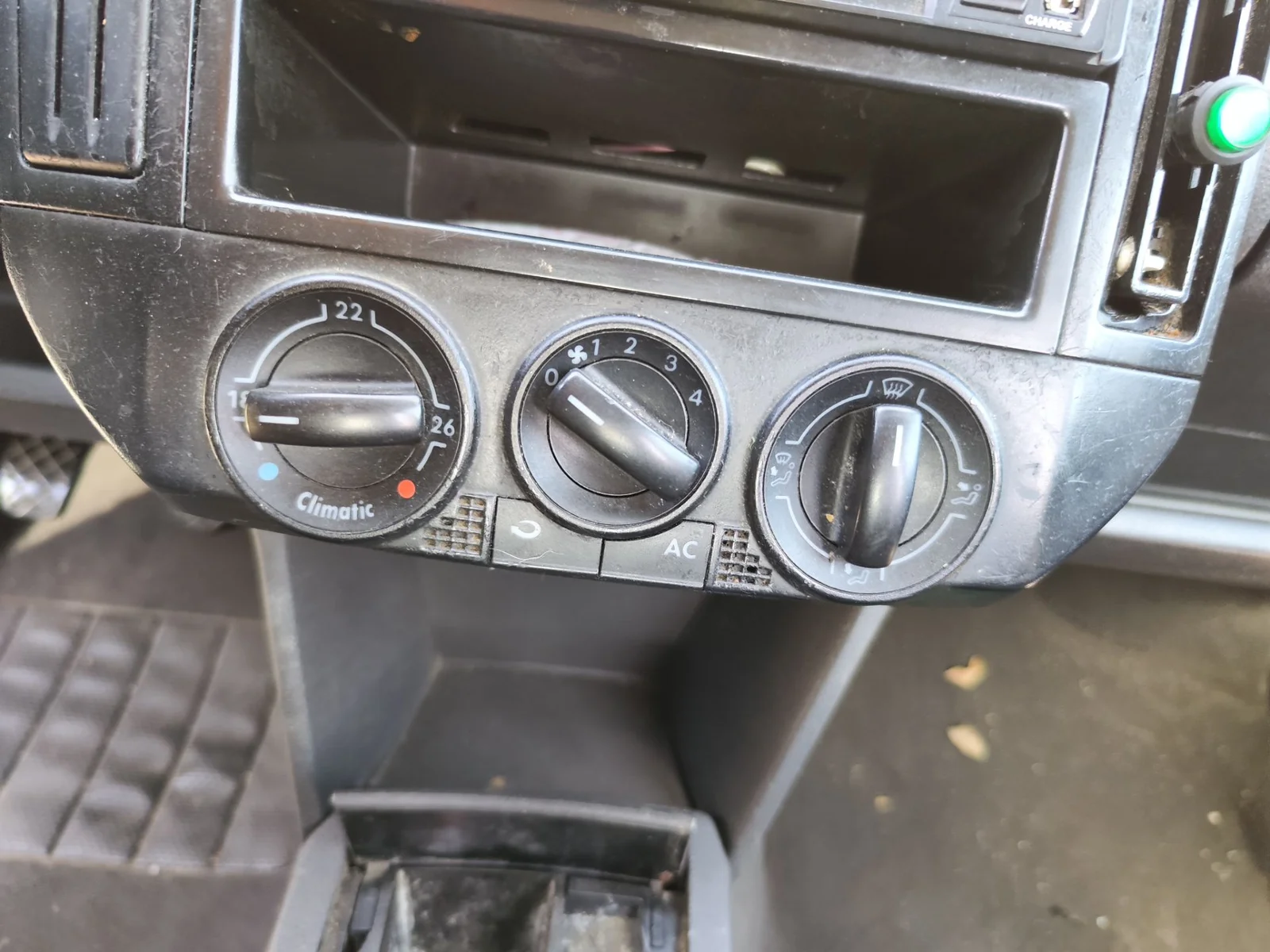 Foto de MANDO CALEFACCION / AIRE ACONDICIONADO VOLKSWAGEN POLO IV (9N1) 1.4 16V (75 CV / 55 KW) referencia 6Q0820045H