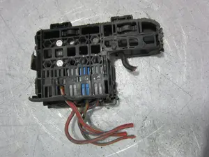 Foto de CAJA RELES / FUSIBLES OPEL CORSA D 1.2 16V CAT (Z 12 XEP / LB4) (80 CV / 59 KW) referencia 1718442 foto 4