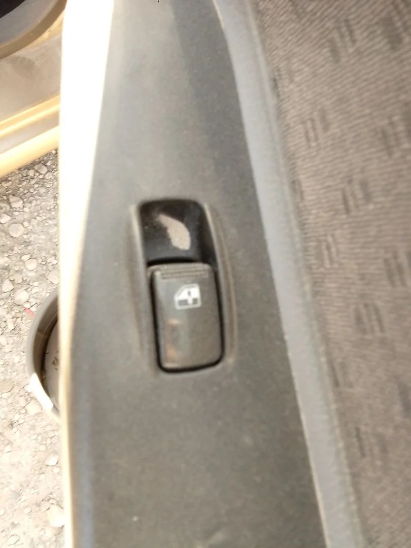 Foto de MANDO ELEVALUNAS DELANTERO DERECHO KIA RIO (BC) 1.3 CAT (75 CV / 55 KW)