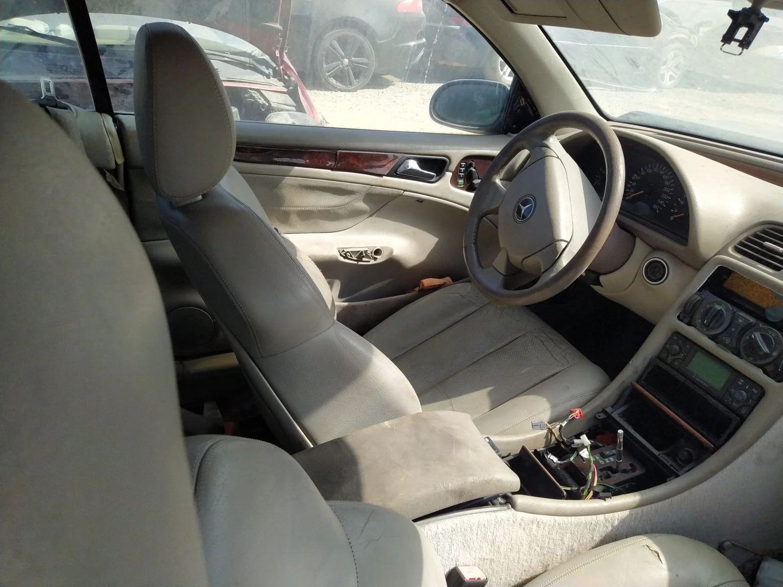 Foto de APOYABRAZOS CENTRAL MERCEDES-BENZ CLK (BM 208) CABRIO 3.2 V6 18V CAT (218 CV / 160 KW) referencia A2089700930 9B50