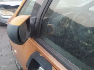 Foto de RETROVISOR IZQUIERDO PEUGEOT 1007 1.4 HDi (68 CV / 50 KW)