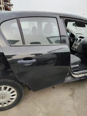 Foto de PUERTA TRASERA DERECHA OPEL CORSA D 1.3 16V CDTI (75 CV / 55 KW)