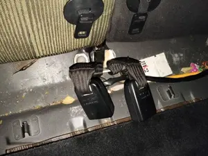 Foto de ENGANCHE CINTURON TRASERO CENTRAL FORD FIESTA (CBK)