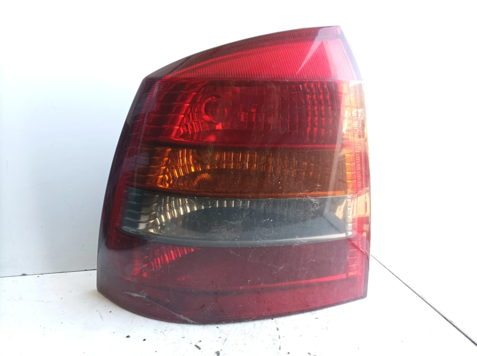 Foto de PILOTO TRASERO IZQUIERDO OPEL ASTRA G BERLINA referencia 90521542