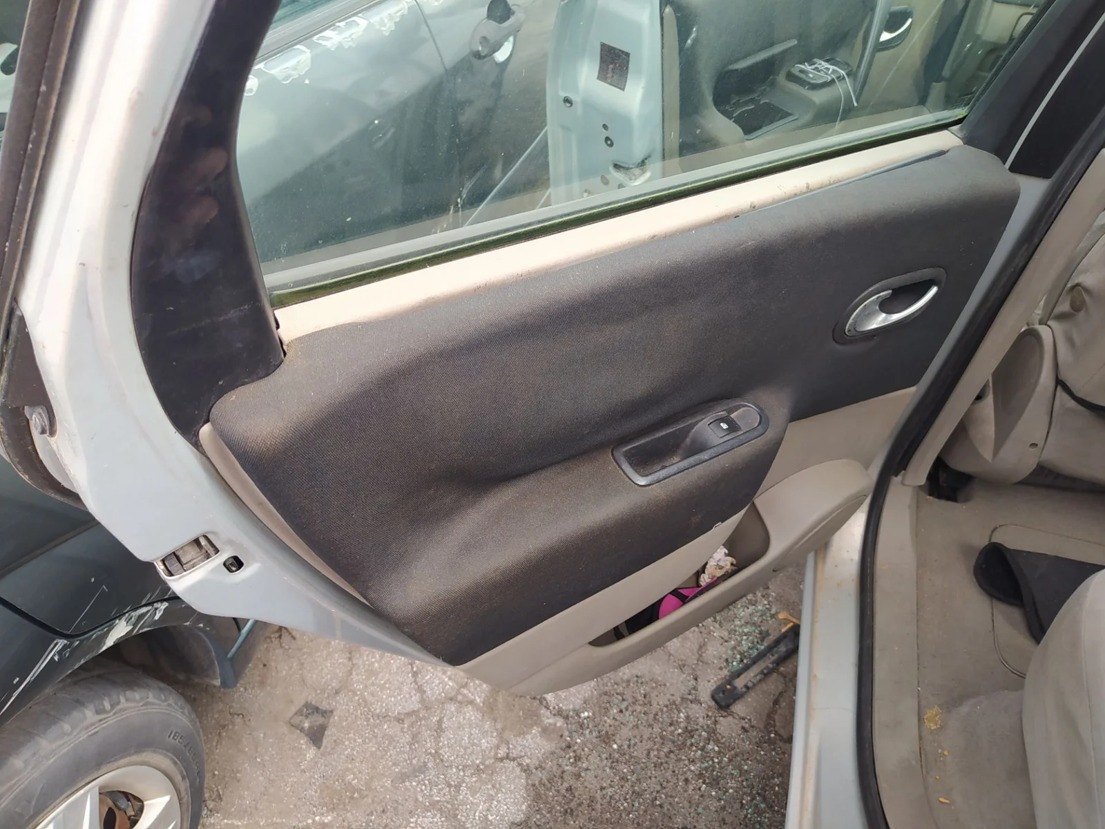 Foto de CERRADURA PUERTA TRASERA IZQUIERDA RENAULT SCENIC II (JM) 1.6 16V (113 CV / 83 KW) referencia 8200119332
