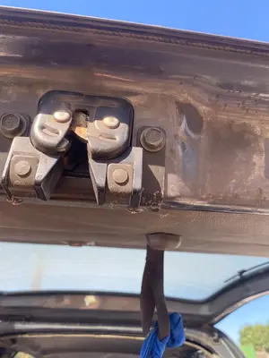 Foto de CERRADURA MALETERO / PORTON NISSAN SERENA (C23M) 2.3 Diesel (75 CV / 55 KW)