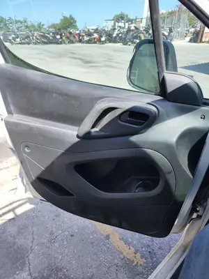 Foto de GUARNECIDO PUERTA DELANTERA IZQUIERDA CITROEN BERLINGO FURGÓN 1.6 16V HDi FAP (75 CV / 55 KW) referencia 9342JC