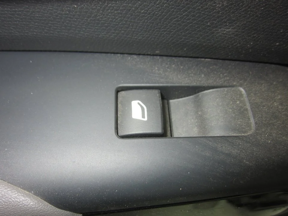 Foto de MANDO ELEVALUNAS TRASERO IZQUIERDO CITROEN C5 AIRCROSS 1.2 12V e-THP / PureTech (131 CV / 96 KW) referencia 98044803ZD