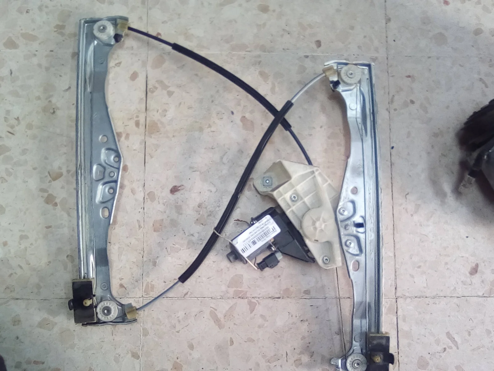 Foto de ELEVALUNAS DELANTERO DERECHO CITROEN C4 CACTUS 1.2 12V VTi (82 CV / 60 KW) referencia C44562