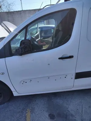 Foto de PUERTA DELANTERA IZQUIERDA CITROEN BERLINGO FURGÓN 1.6 16V HDi FAP (75 CV / 55 KW) referencia 9002Z3