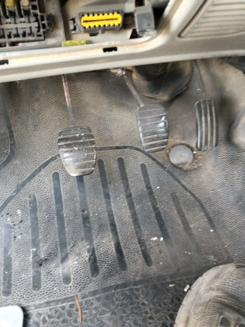 Foto de PEDAL EMBRAGUE RENAULT KANGOO I (F/KC0) 1.9 dCi Diesel CAT (84 CV / 62 KW)