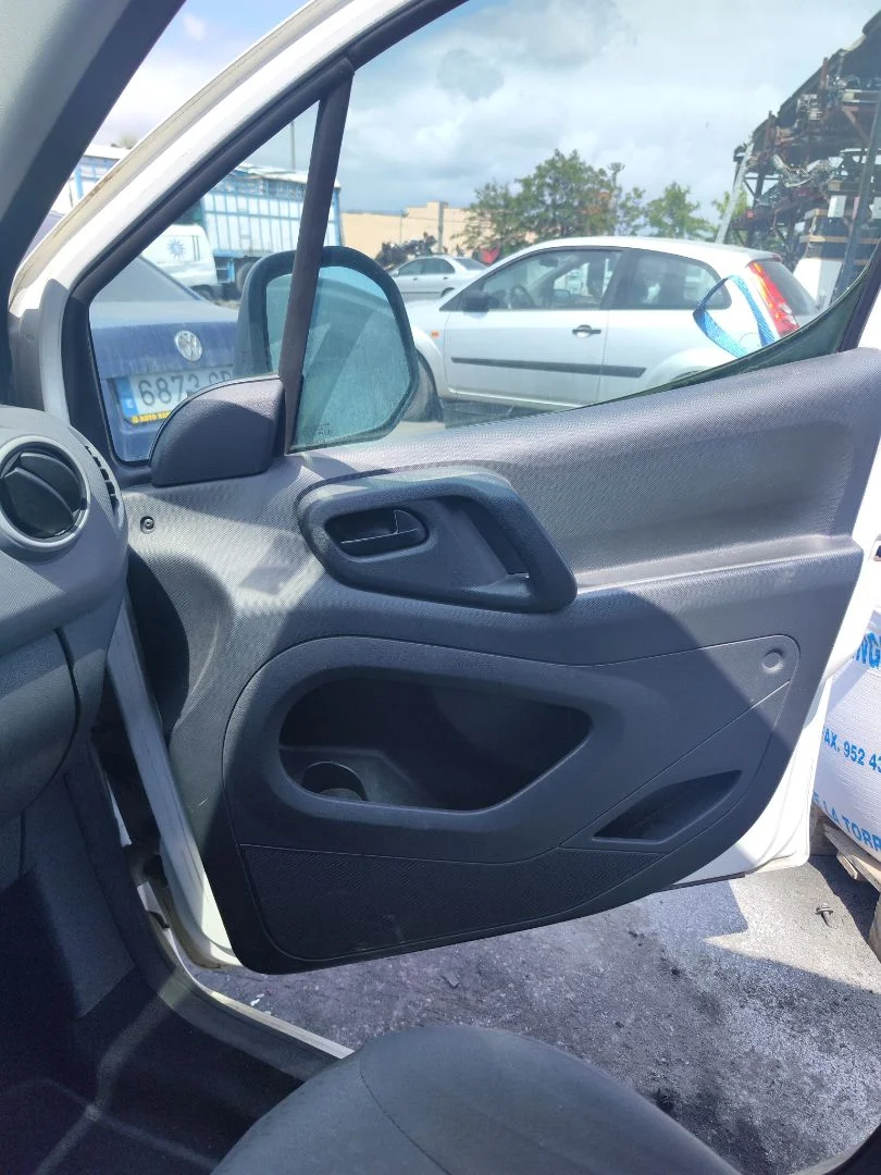 Foto de GUARNECIDO PUERTA DELANTERA DERECHA CITROEN BERLINGO FURGÓN 1.6 16V HDi FAP (90 CV / 66 KW) referencia 9342JE