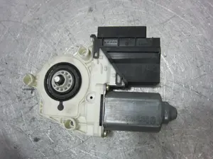 Foto de MOTOR ELEVALUNAS DELANTERO DERECHO SEAT IBIZA (6L1) 1.4 16V (101 CV / 74 KW) referencia 6Q2959801A foto 4