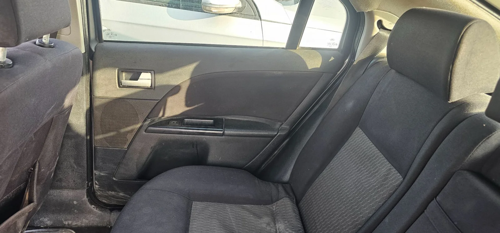 Foto de GUARNECIDO PUERTA TRASERA DERECHA FORD MONDEO BERLINA (GE) 2.0 16V DI TD CAT (116 CV / 85 KW) referencia 1331512