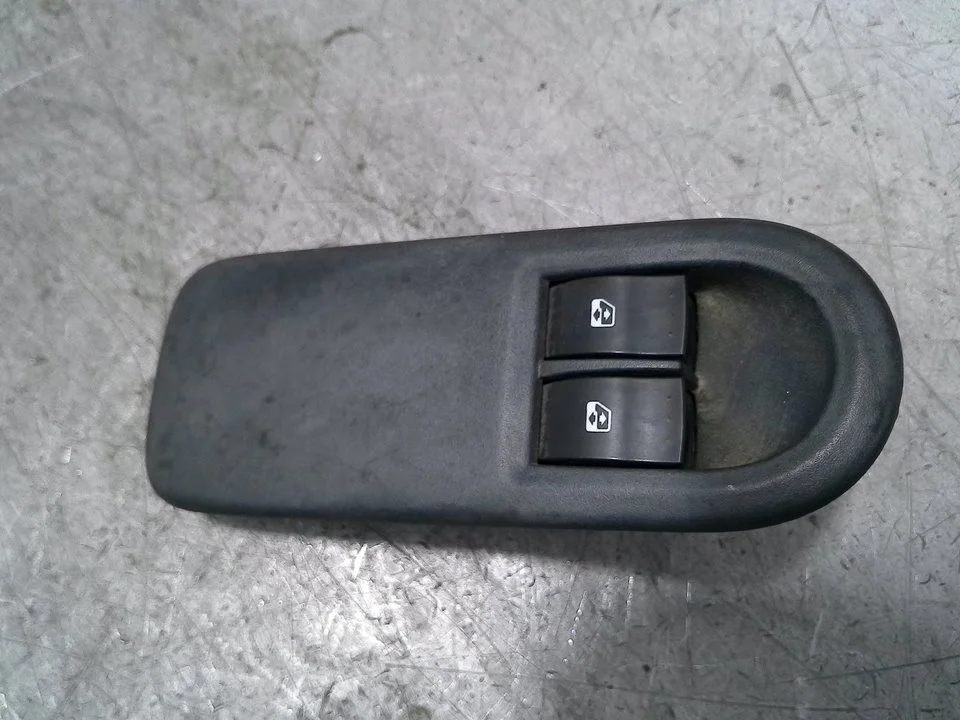 Foto de MANDO ELEVALUNAS DELANTERO IZQUIERDO RENAULT CLIO III 1.5 dCi Diesel CAT (86 CV / 63 KW) referencia 8200356519