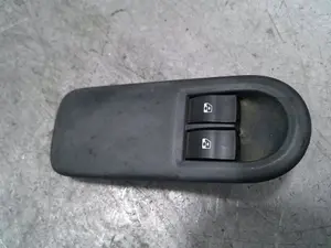 Foto de MANDO ELEVALUNAS DELANTERO IZQUIERDO RENAULT CLIO III 1.5 dCi Diesel CAT (86 CV / 63 KW) referencia 8200356519