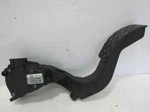 Foto de PEDAL ACELERADOR VOLKSWAGEN PASSAT BERLINA (3B3) 1.9 TDI (131 CV / 96 KW) referencia 8D1721523F foto 2