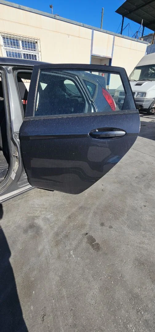 Foto de PUERTA TRASERA IZQUIERDA FORD FIESTA (CNN) 1.25 16V CAT (82 CV / 60 KW)
