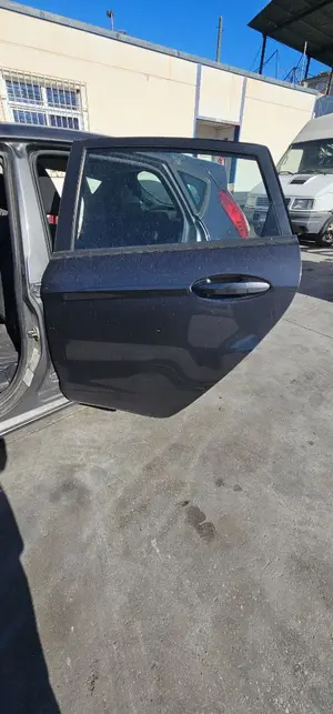 Foto de PUERTA TRASERA IZQUIERDA FORD FIESTA (CNN) 1.25 16V CAT (82 CV / 60 KW)