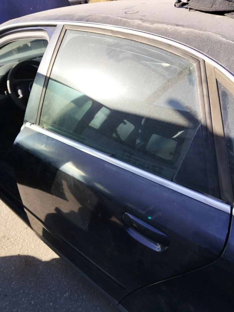 Foto de PUERTA TRASERA IZQUIERDA AUDI A4 BERLINA (8E) 1.9 TDI (131 CV / 96 KW) referencia 8E0833051