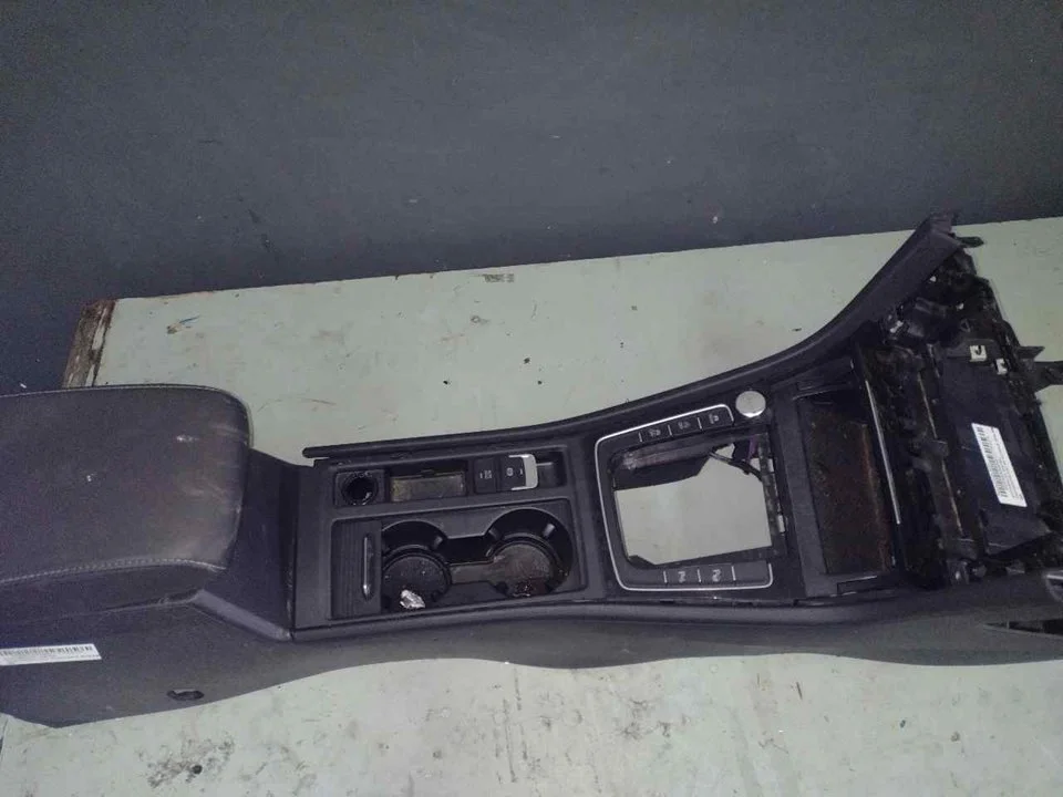 Foto de APOYABRAZOS CENTRAL VOLKSWAGEN GOLF VII (5G1/BE1) 2.0 TDI (184 CV / 135 KW) referencia 1407244919KB5G
