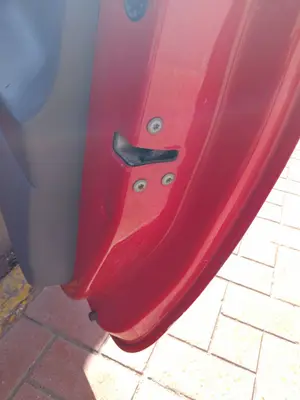 Foto de CERRADURA PUERTA DELANTERA DERECHA PEUGEOT 107 1.0 CAT (384F) (68 CV / 50 KW)