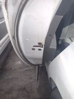 Foto de CERRADURA PUERTA TRASERA IZQUIERDA RENAULT MEGANE III BERLINA 5P 1.5 dCi Diesel CAT (86 CV / 63 KW) referencia 825020001R