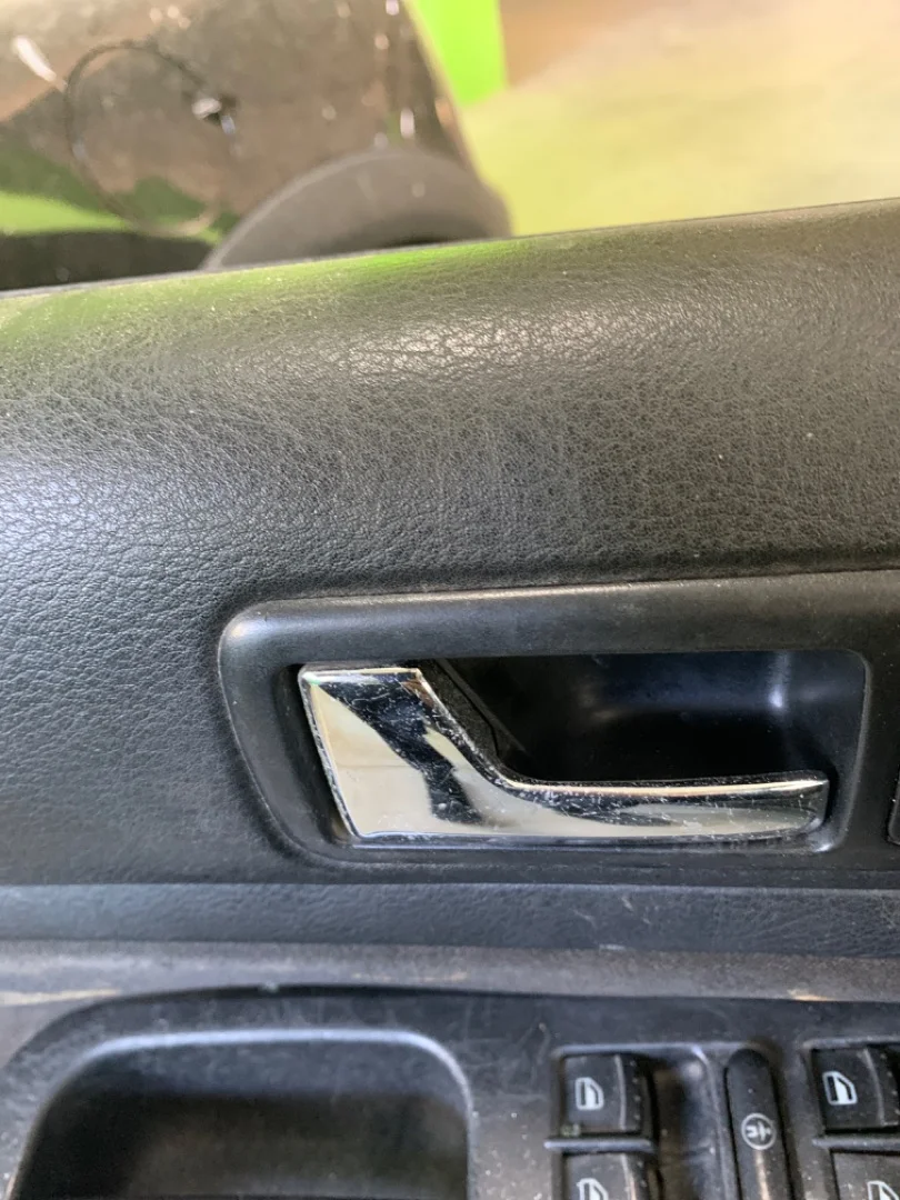 Foto de MANETA INTERIOR TRASERA DERECHA VOLKSWAGEN GOLF IV BERLINA (1J1)(10.1997) 1.9 TDI (101 CV / 74 KW)