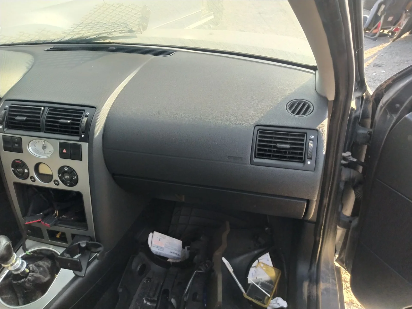 Foto de GUANTERA FORD MONDEO BERLINA (GE) 2.0 TDCi CAT (131 CV / 96 KW)