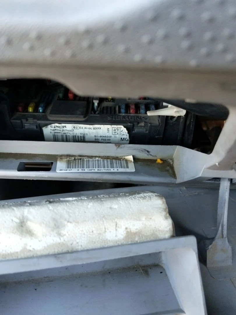 Foto de CAJA RELES / FUSIBLES CITROEN C3 1.4 HDi (68 CV / 50 KW)