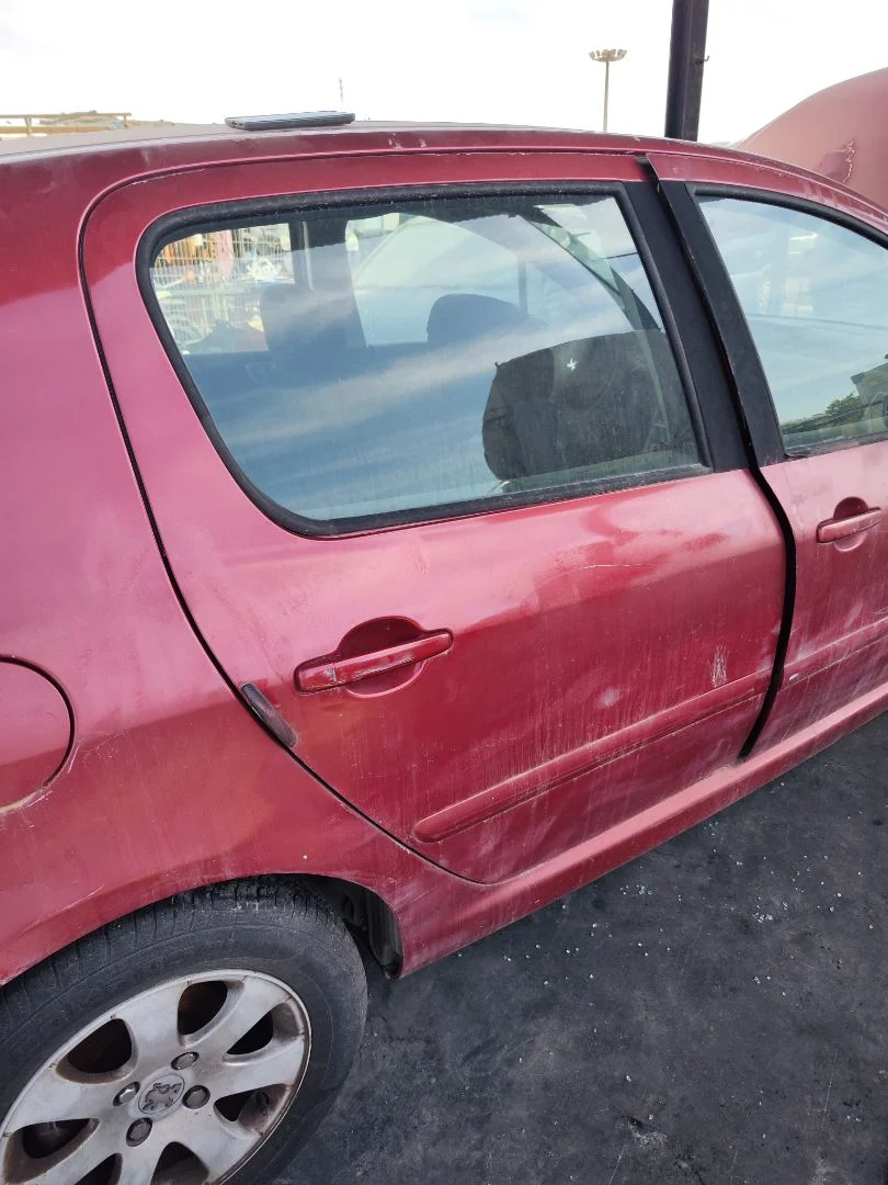 Foto de PUERTA TRASERA DERECHA PEUGEOT 307 (S1)(04.2001) 1.6 16V CAT (109 CV / 80 KW) referencia 9008K4