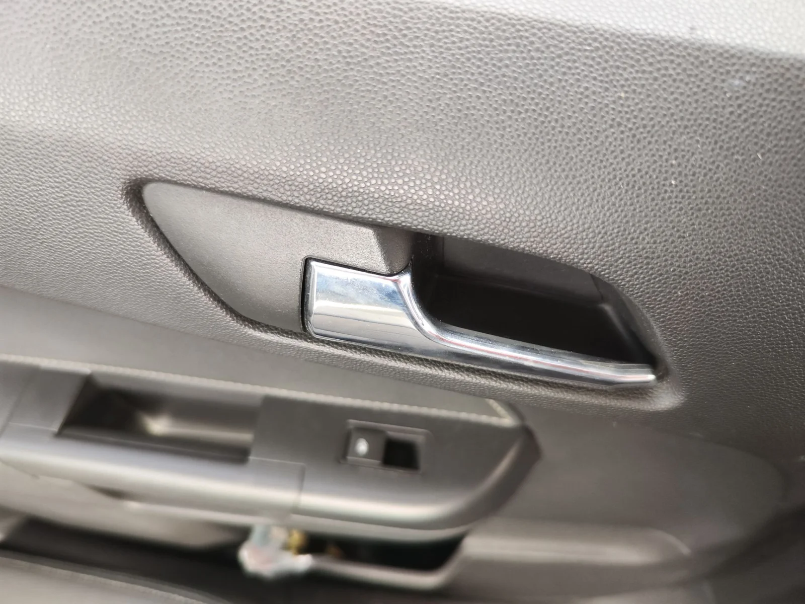 Foto de MANETA INTERIOR TRASERA IZQUIERDA OPEL ASTRA H BERLINA 1.7 16V CDTI (110 CV / 81 KW)