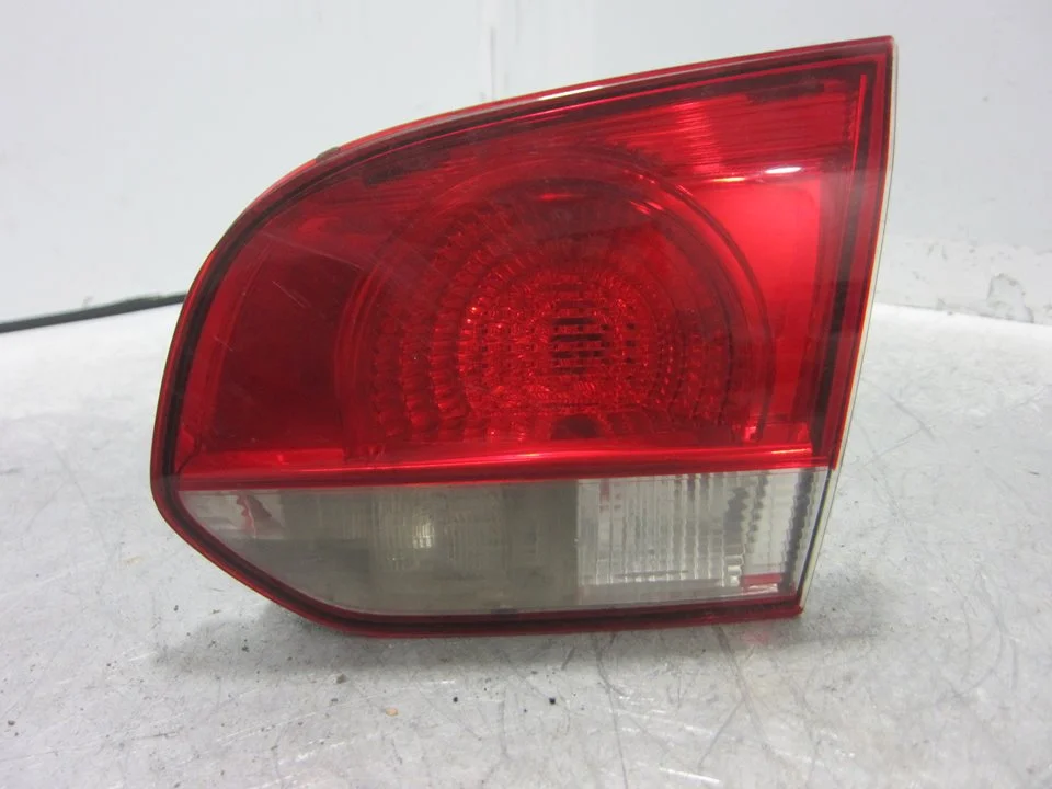 Foto de PILOTO TRASERO DERECHO INTERIOR VOLKSWAGEN GOLF VI (5K1)(10.2008) 1.6 TDI DPF (105 CV / 77 KW) referencia 5K0945260