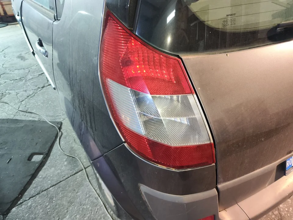Foto de PILOTO TRASERO IZQUIERDO RENAULT SCENIC II (JM) 1.9 dCi Diesel (120 CV / 88 KW) referencia 8200493374