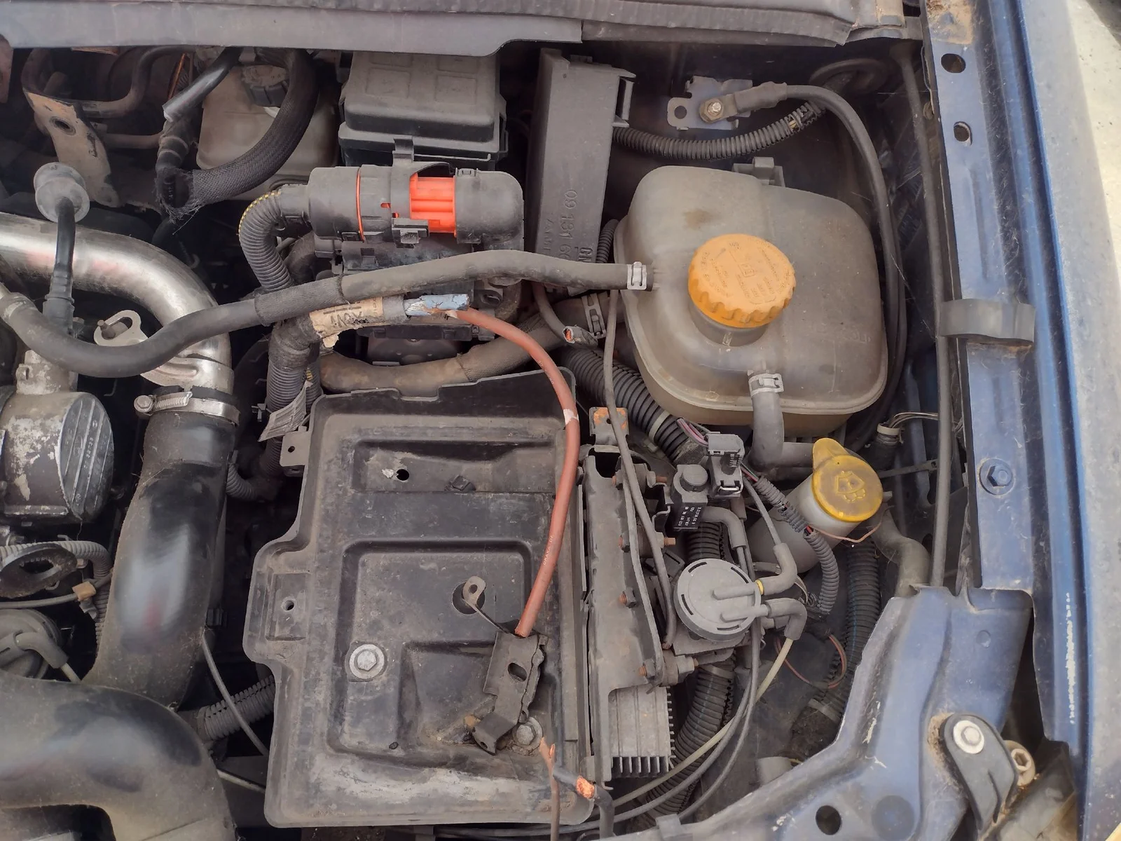Foto de CAJA RELES / FUSIBLES OPEL ZAFIRA A 2.0 DTI (101 CV / 74 KW)