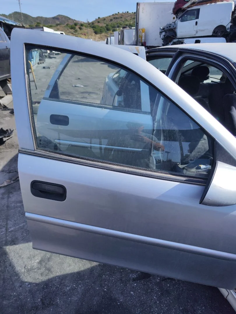 Foto de LUNA DELANTERA DERECHA OPEL VECTRA B BERLINA 2.0 DTI (101 CV / 74 KW) referencia 90464310