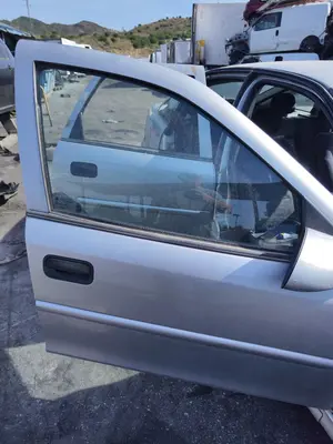 Foto de LUNA DELANTERA DERECHA OPEL VECTRA B BERLINA 2.0 DTI (101 CV / 74 KW) referencia 90464310