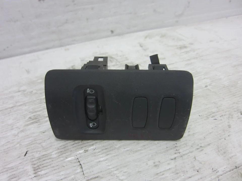Foto de INTERRUPTOR RENAULT CLIO III 1.5 dCi Diesel (68 CV / 50 KW) referencia 8200475624