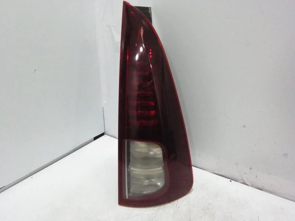 Foto de PILOTO TRASERO DERECHO RENAULT ESPACE IV (JK0) 2.0 16V Turbo (170 CV / 125 KW) referencia 8200394724