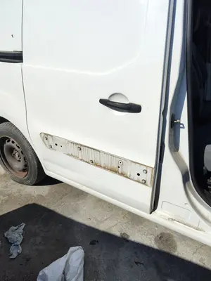 Foto de PUERTA LATERAL CORREDERA DERECHA CITROEN BERLINGO FURGÓN 1.6 16V HDi FAP (75 CV / 55 KW) foto 2