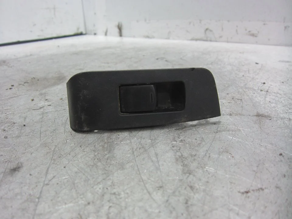 Foto de MANDO ELEVALUNAS TRASERO DERECHO NISSAN X-TRAIL (T31) 2.0 16V CAT (141 CV / 104 KW) referencia 82960JG00A